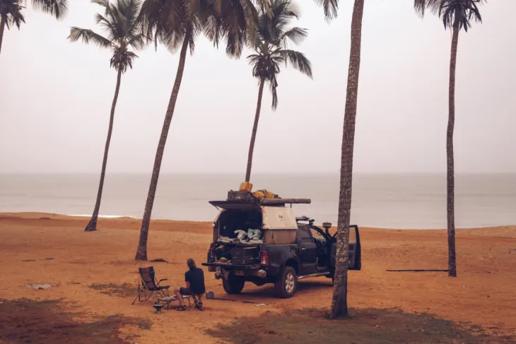 Der Geländewagen am Strand