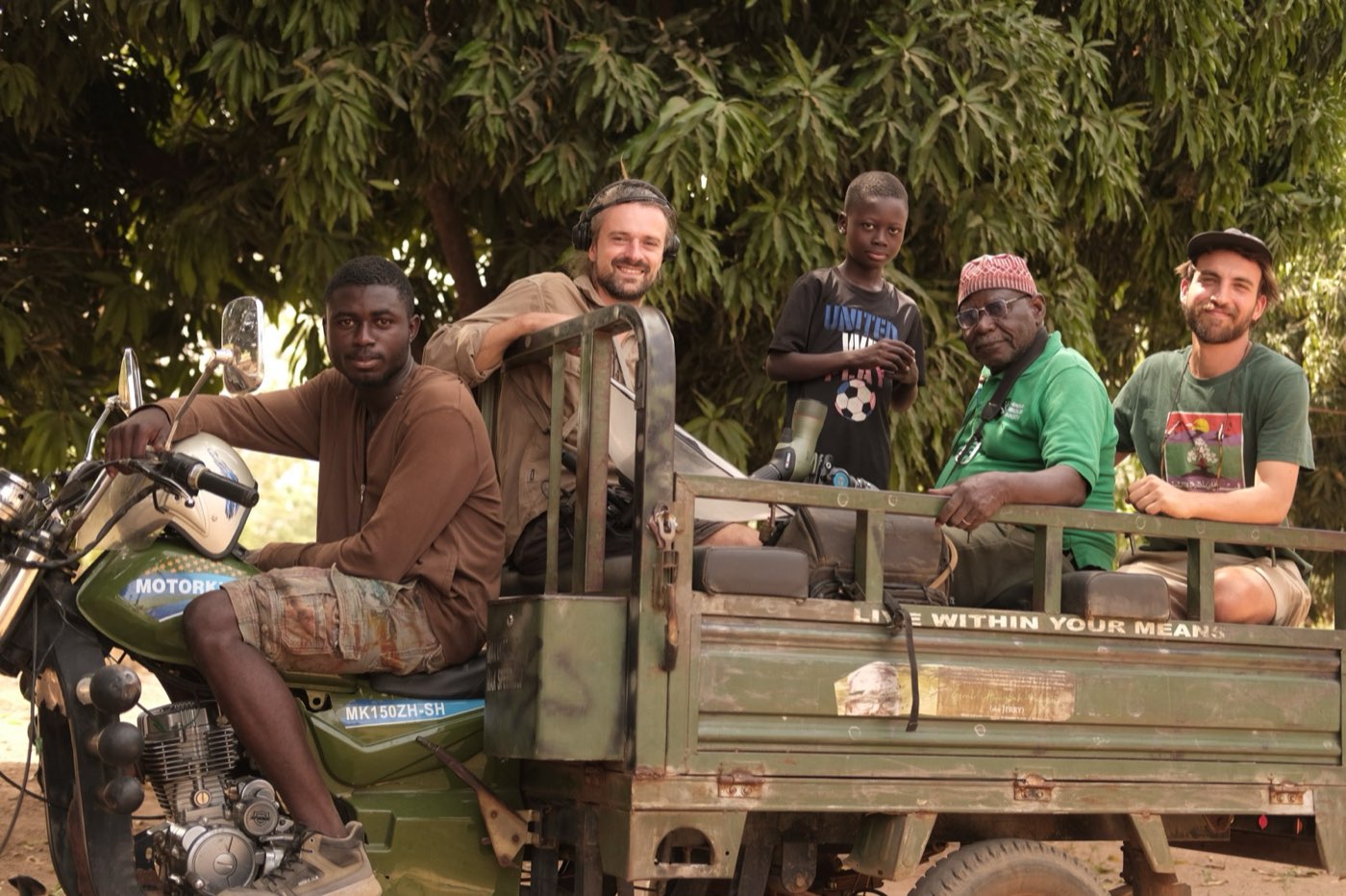 Avec l’équipe près du camion