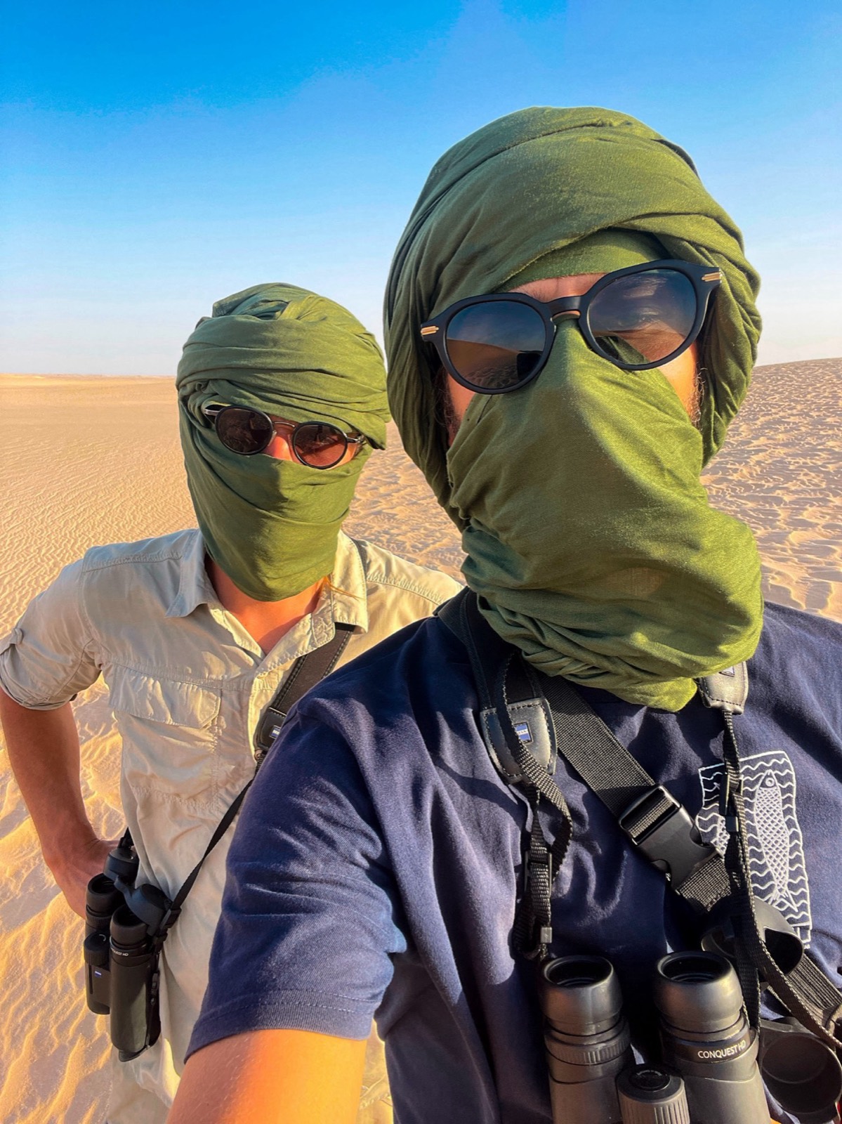 Axel et Ario en chèches et lunettes de soleil sur le sable